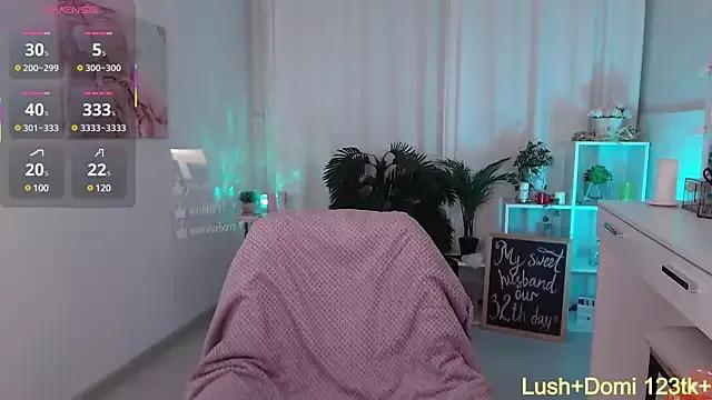 LauraWifeness on StripChat