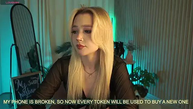 LauraWifeness on StripChat