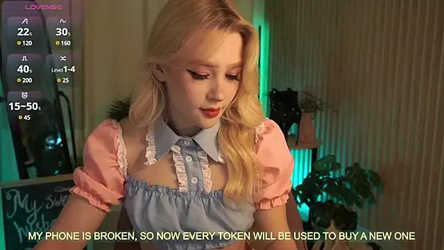 LauraWifeness on StripChat