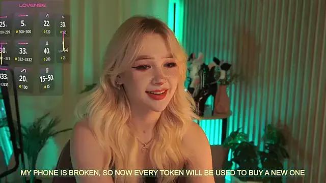 LauraWifeness on StripChat