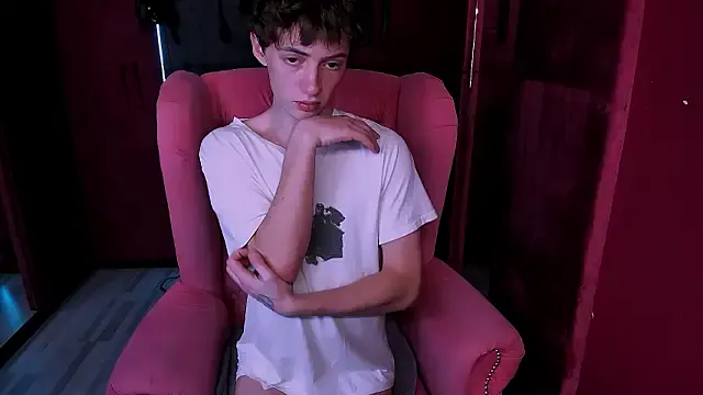 LukeSweet — show ass in doggy >.<