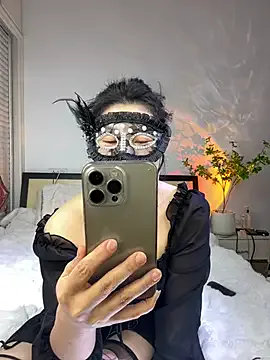 mo-mo-69 on StripChat