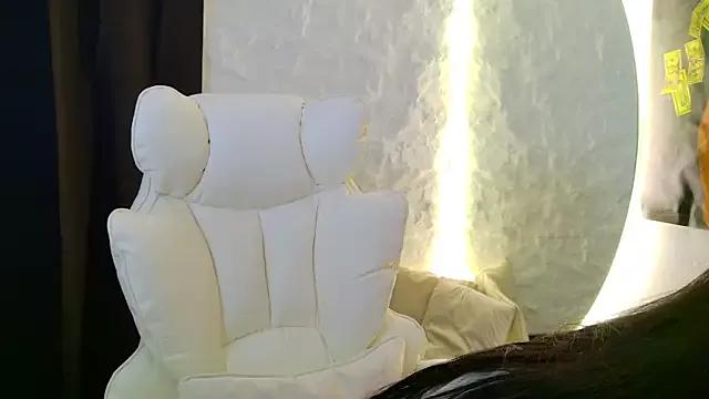 Freechat moniqque on StripChat