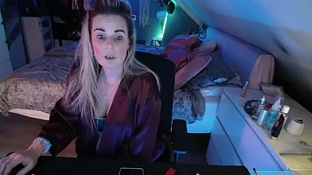 MystiqueMaven — strip