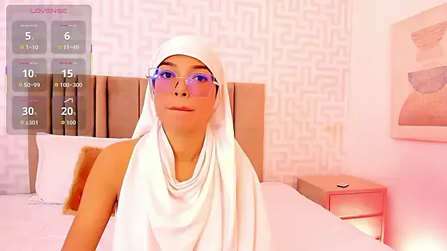 StripChat naishaa_ is Freechat naishaa_ — Show feet + oil on my legs