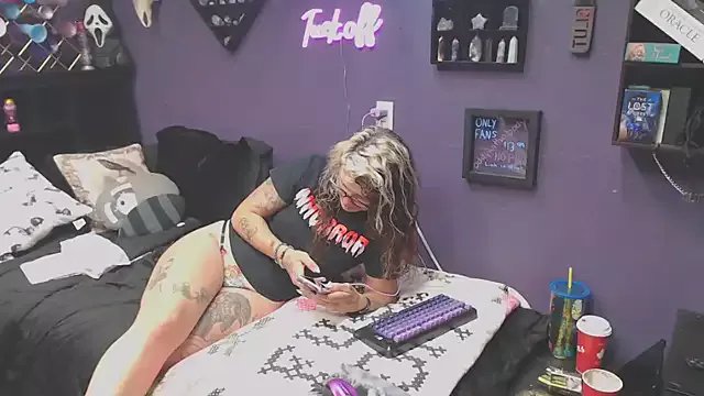 Freechat oddywithabody on StripChat