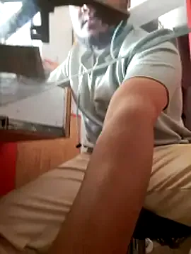 RaiStarrrr0-9 — Masterbation and oiling ass and chest