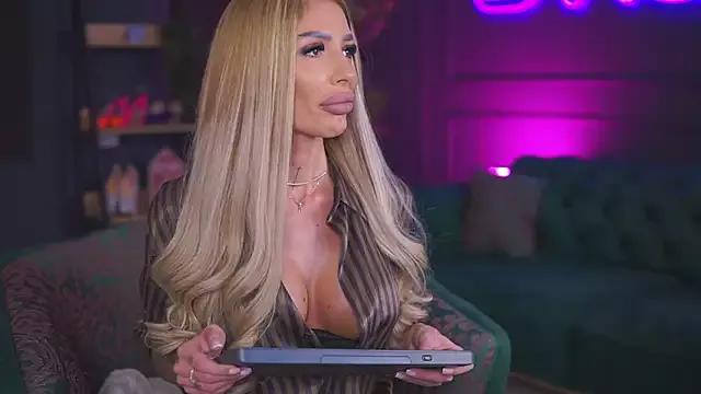 RaquelleVon on StripChat 