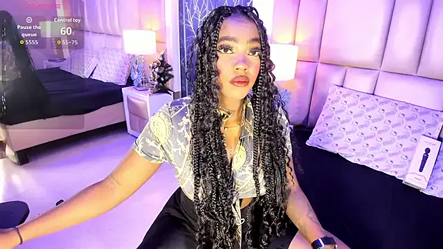 ReinaMiah on StripChat
