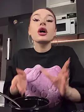 Freechat RoxyDoll_ on StripChat