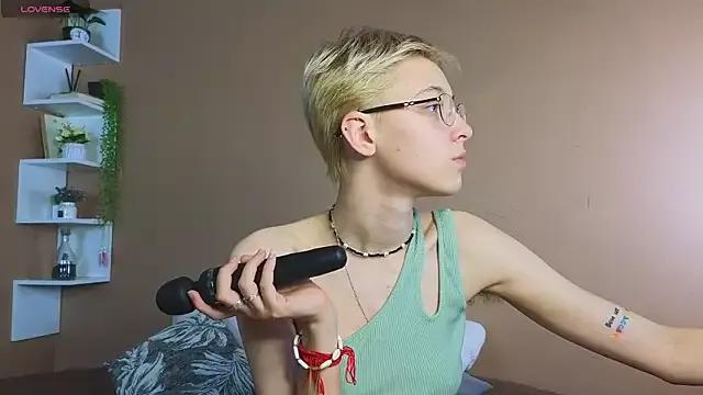 SharlieRey on StripChat 