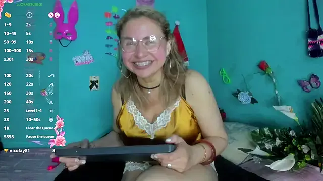 Freechat SheraHadee on StripChat