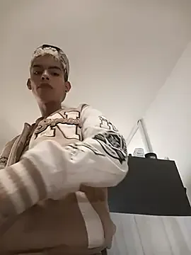 sky_jules on StripChat