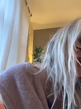 SuzieSub — Flash titties 