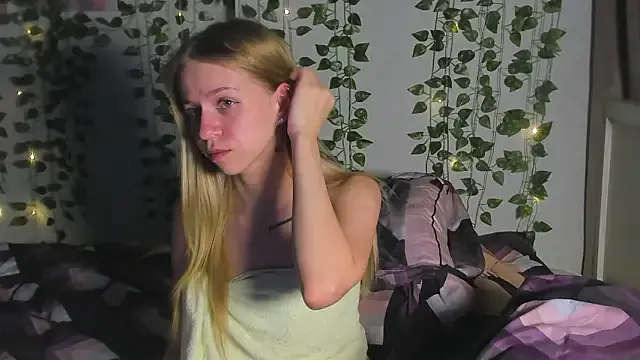 Very_Cute_Girl — NAKED